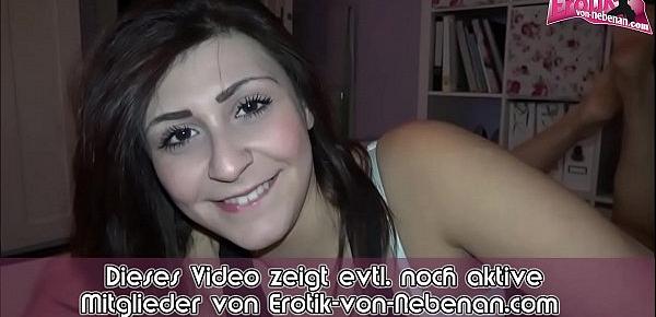  Deutsche super süße Exfreundin macht blowjob zuhause und schluckt das Sperma